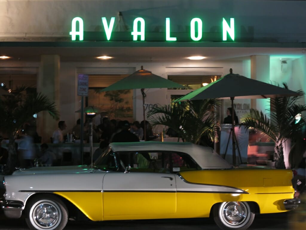 Cadillac vor Hotel mit der Aufschrift Avalon