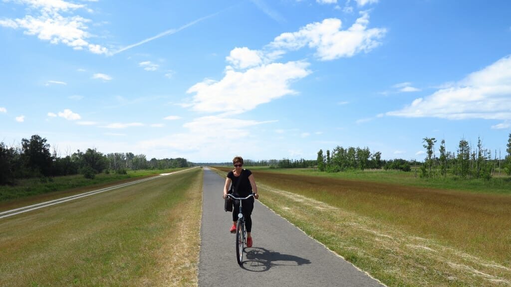Radweg über eine Ebene