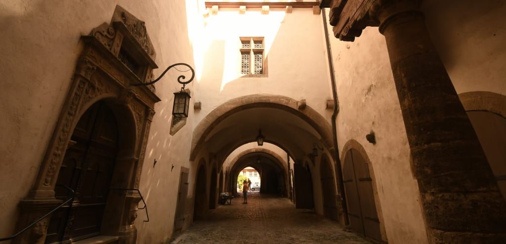Passage im historischen Zentrum von Rothenburg ob der Tauber