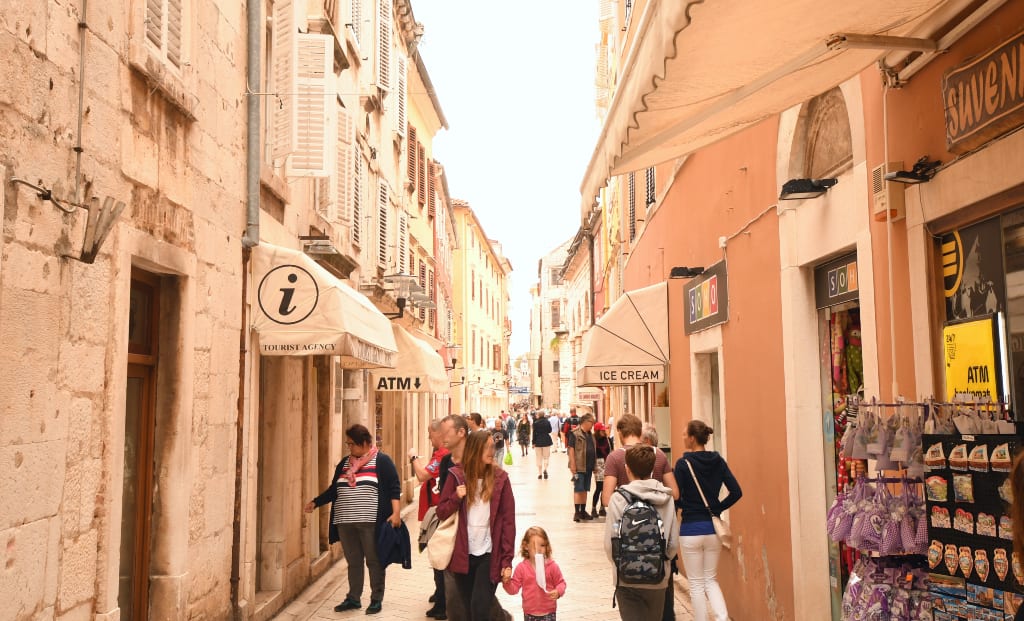 Toursien und Souvenirläden im historischen Zentrum von Zadar