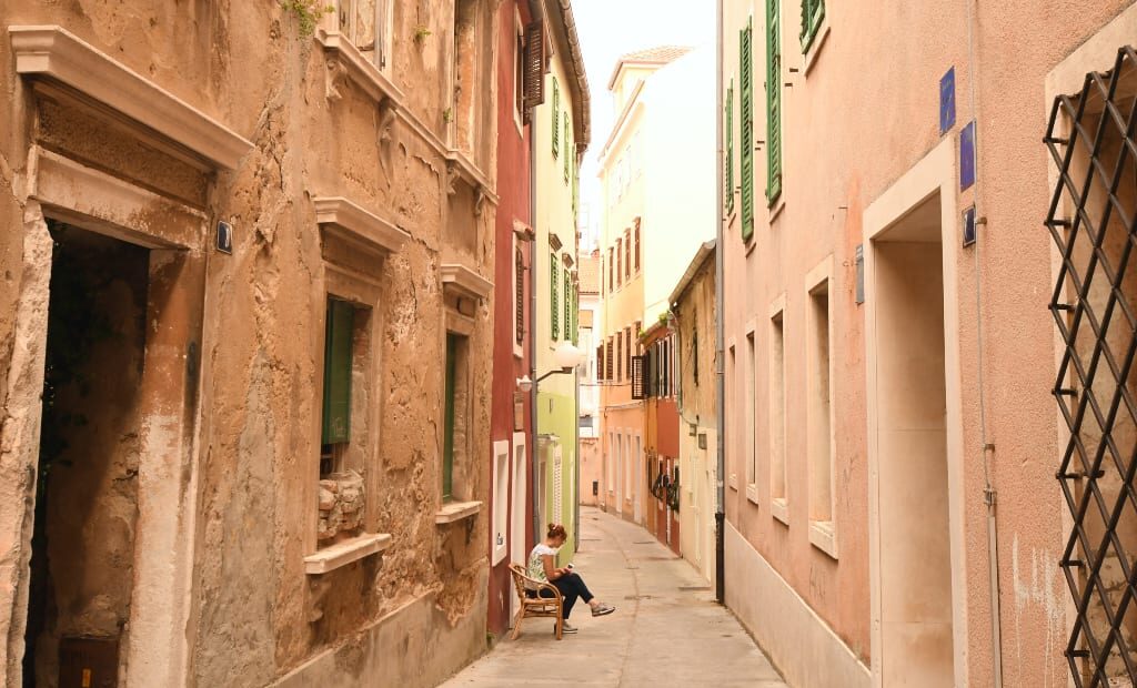 Pastellfarbene historische Gasse