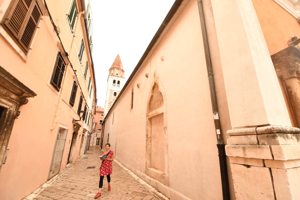 Frau in einer historischen Gasse