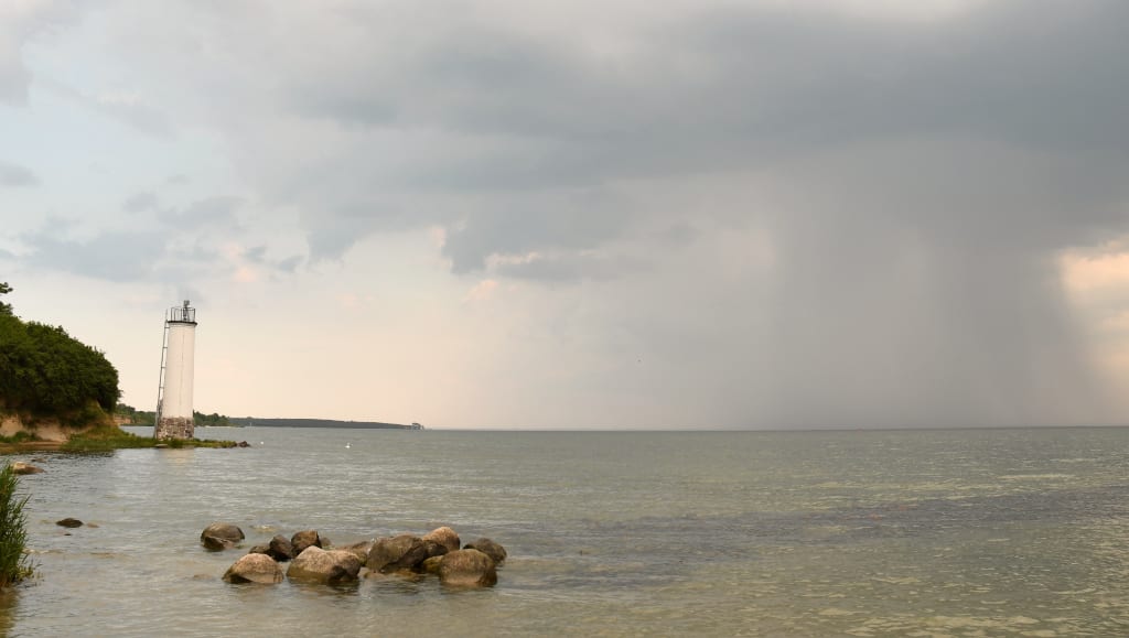 Leuchtturm an der Küste bei schlechtem Wetter