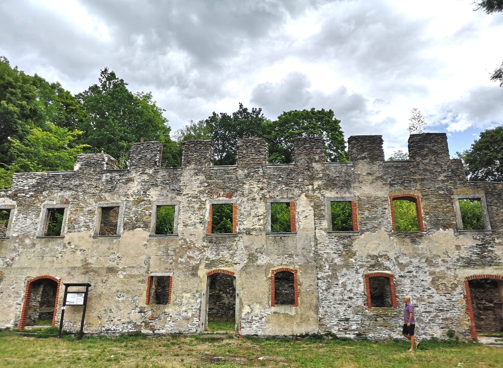 Ruine eines größeren Gebäudes in Tschechien