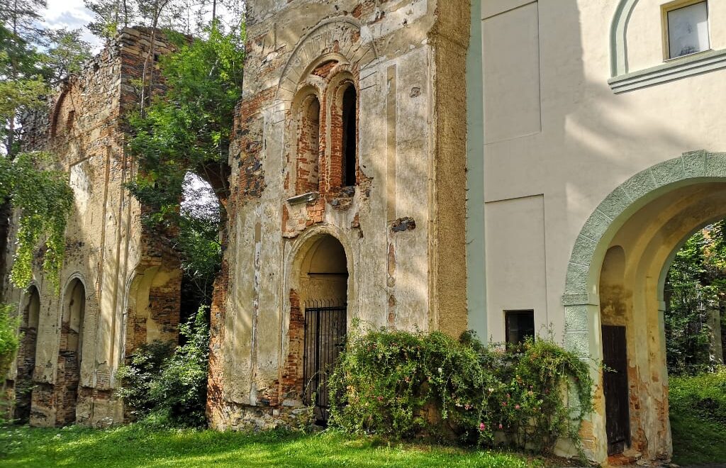 Ruinöses Gebäude im Wald