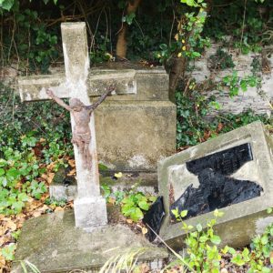 Umgefallene Grabsteine mit deutscher Aufschrift auf einem Friedhof in Tschechien