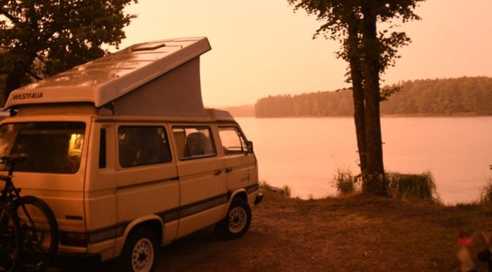 Was man über Camping in Tschechien wissen sollte Camperbus an einem See im Abendlicht
