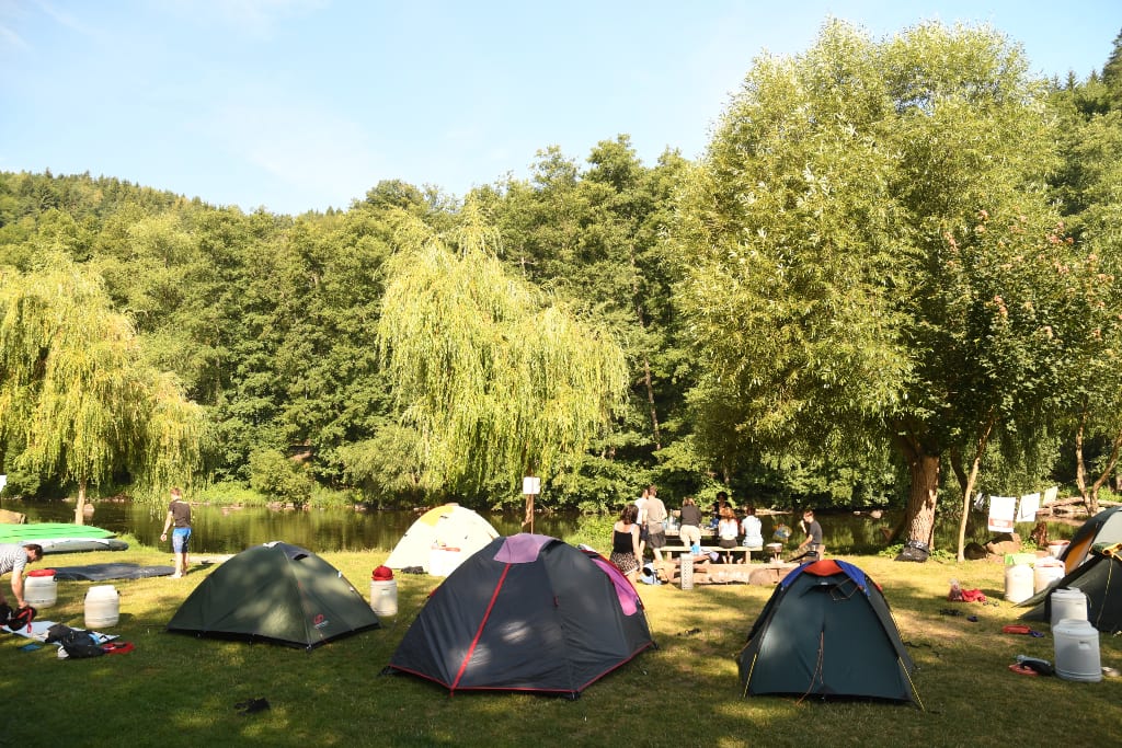 Zelte auf einer Wiese auf einem tschechischen Campingplatz