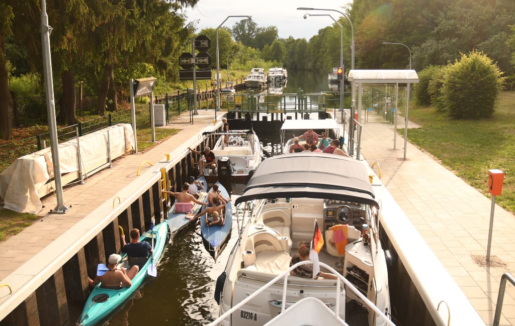 Boote stauen sich in einer Schleuse