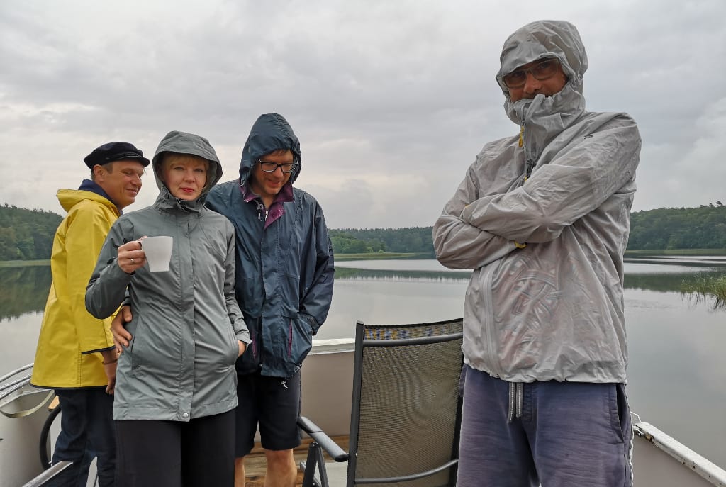 Menschen mit Regenkleidung auf einem Boot