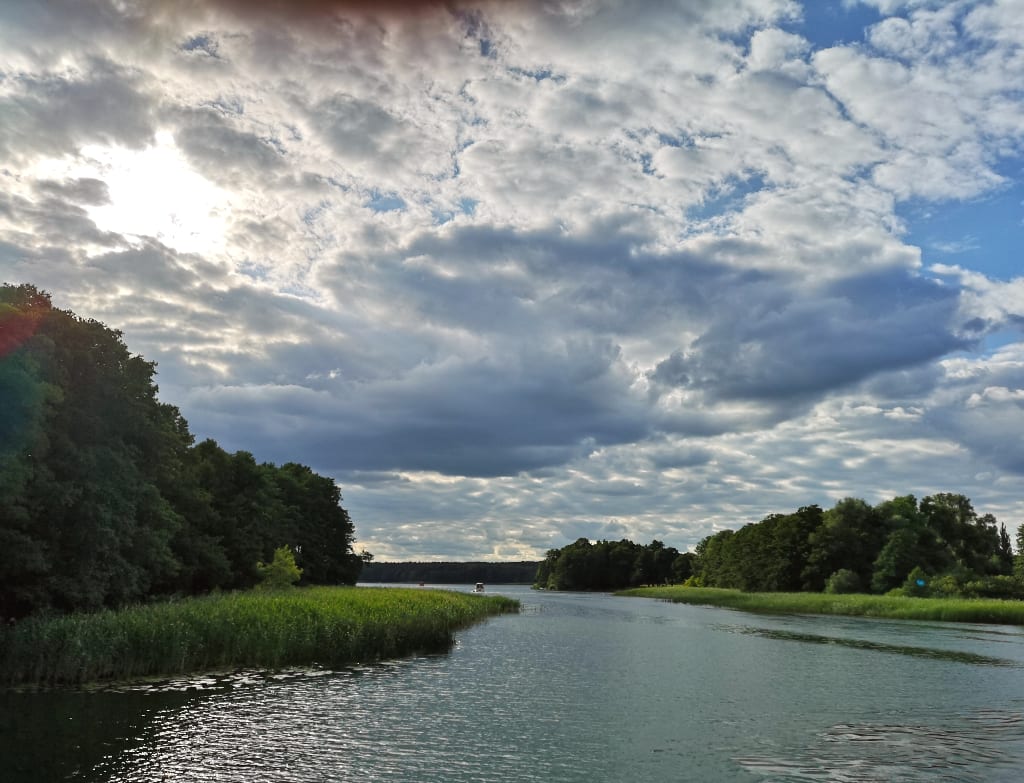 Einsamer See mit schönem Himmel