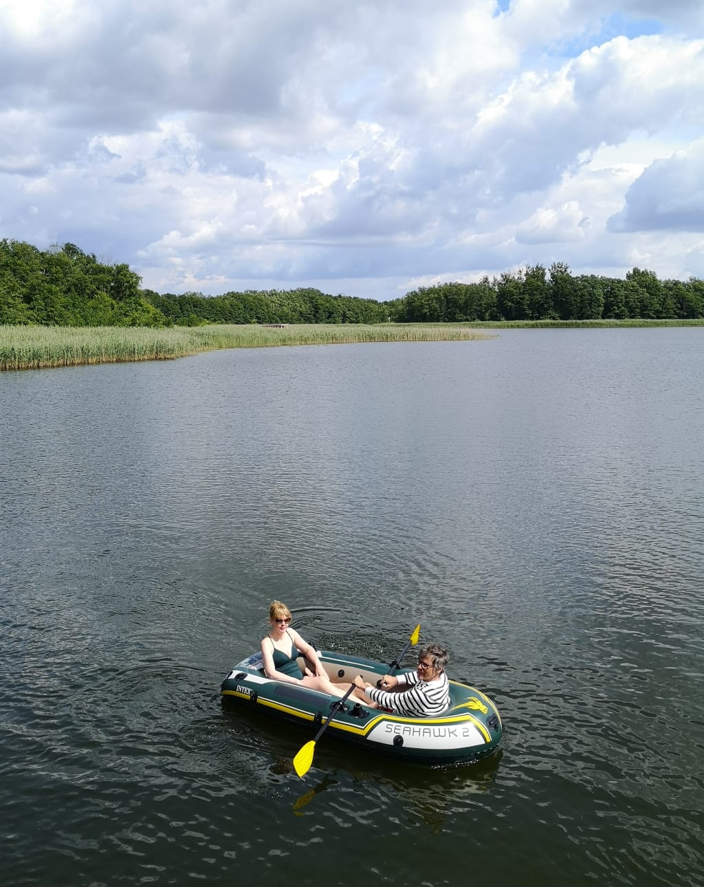 Paar sitzt in einem Schlauchboot in einem See