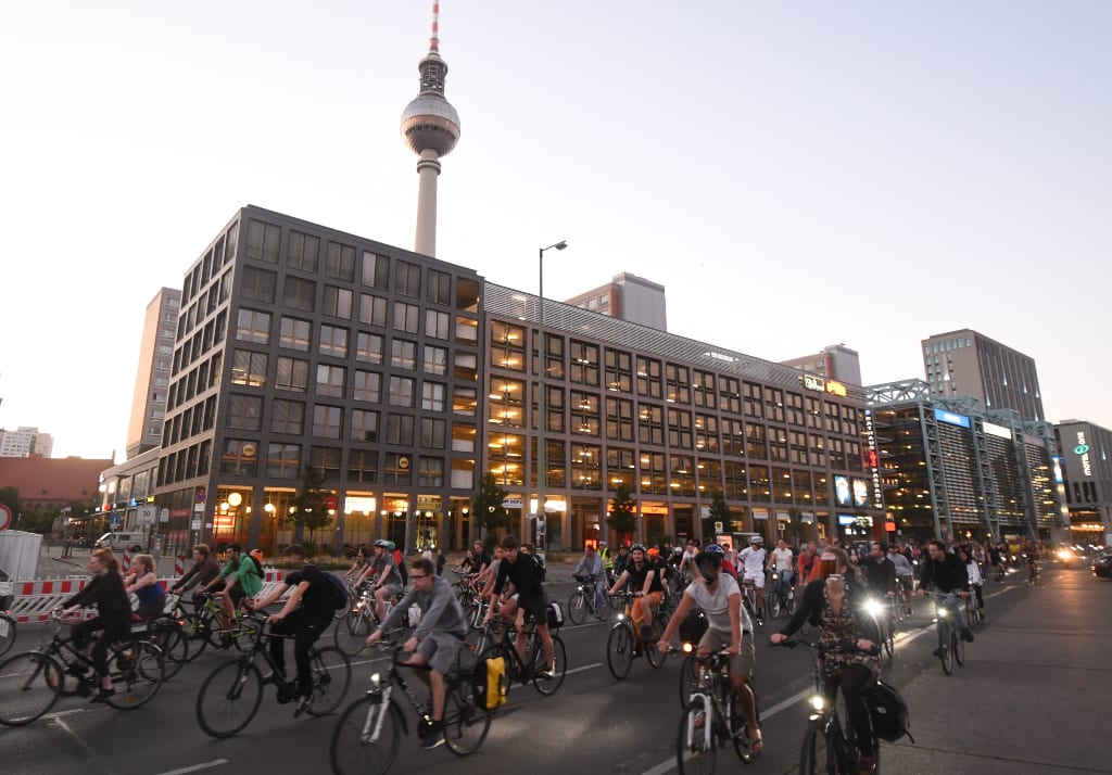 Berliner fernsehturm mit vielen Radfahrern