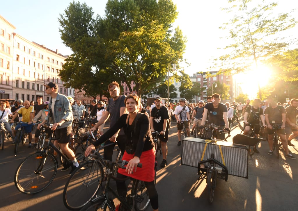 Viele Menschen auf Rädern