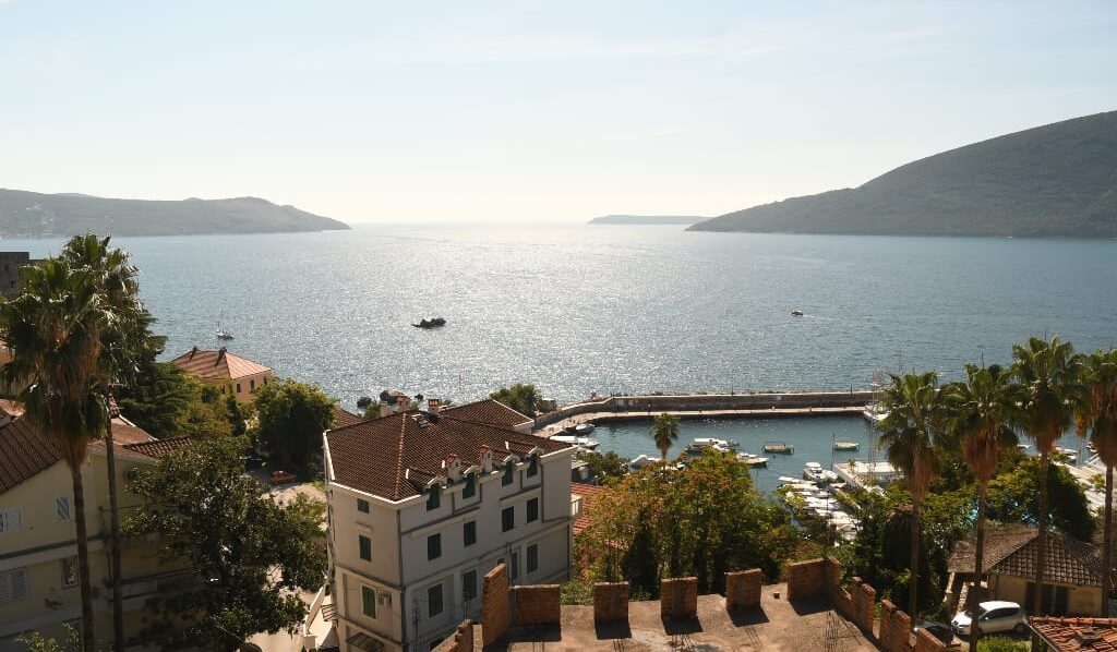 Blick auf eine schöne Stadt am Meer