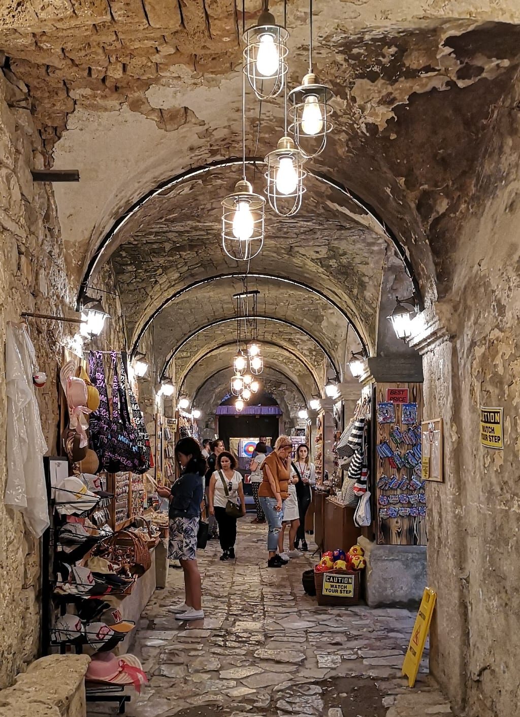 Basargasse in historischem Gemäuer