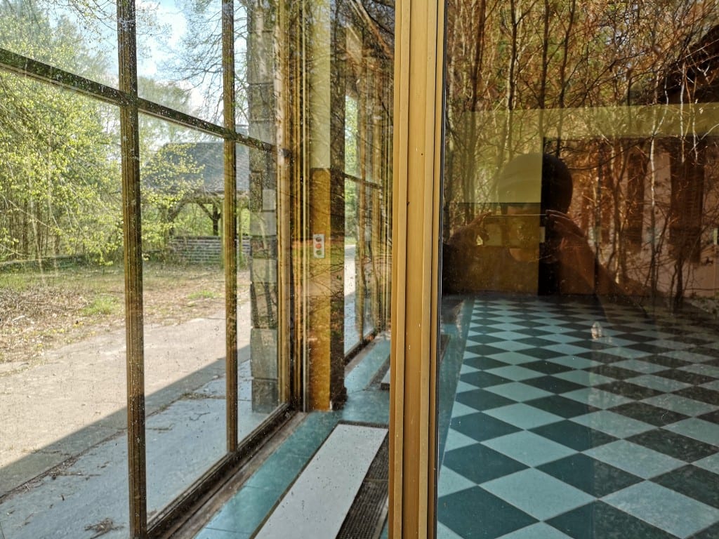 Blick in eine Villa mit Panoramafenster