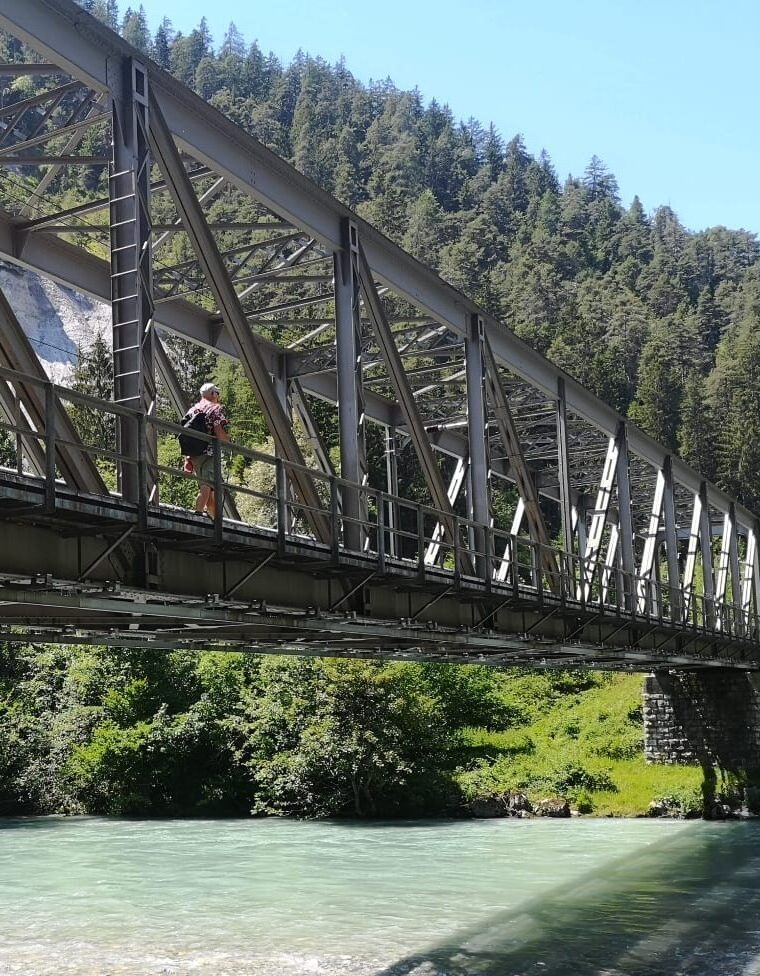 Brücke über einen türkisfarbenen Fluss