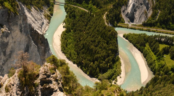 Zum Rhein in der Schlucht: Wanderung durch die Ruinaulta Spektakuläre Schlucht mit Flussschlaufe