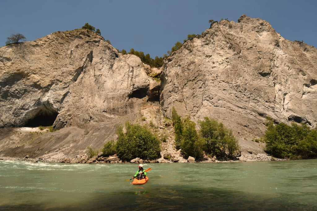 Paddler auf türkisfarbenem Fluss