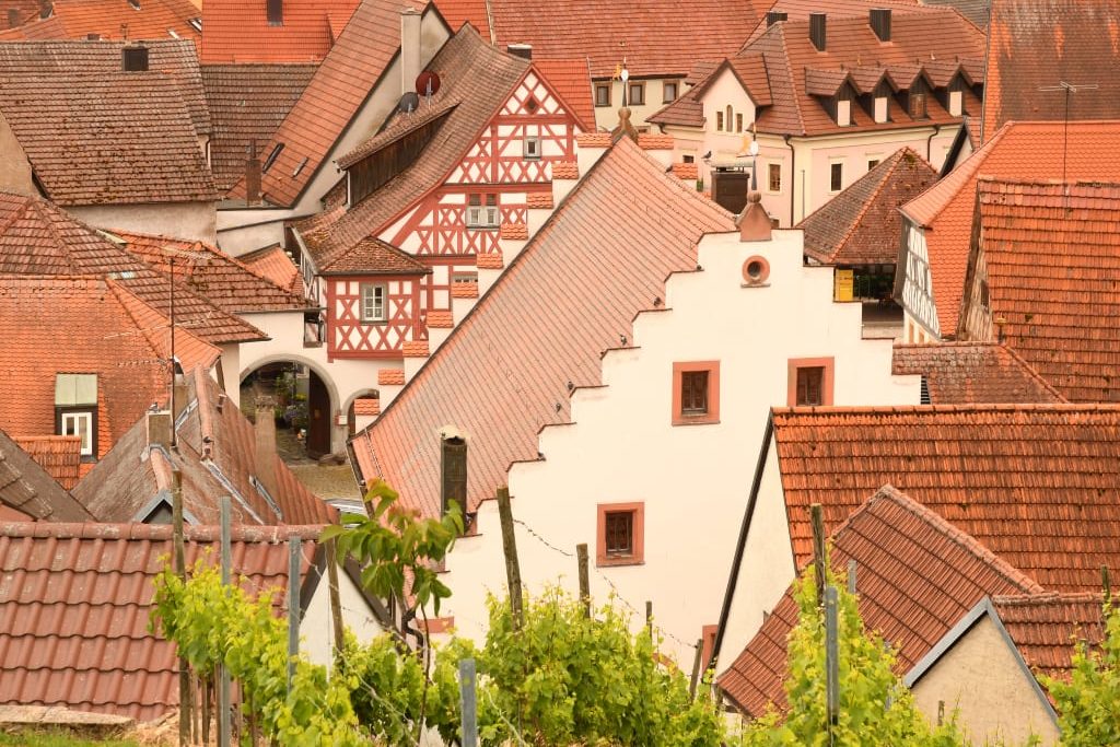 Blick auf Dorf mit viel Fachwerk