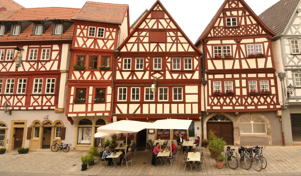 Restaurantterrasse vor einem Fachwerkhaus