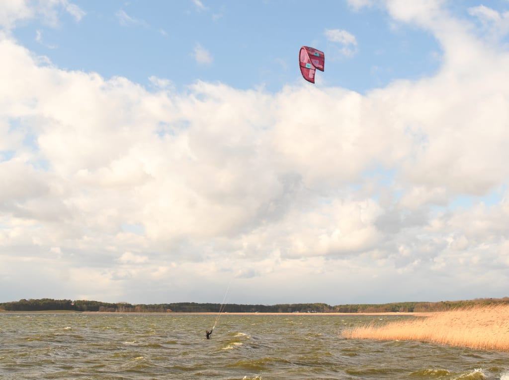 Kiter über welligem Wasser