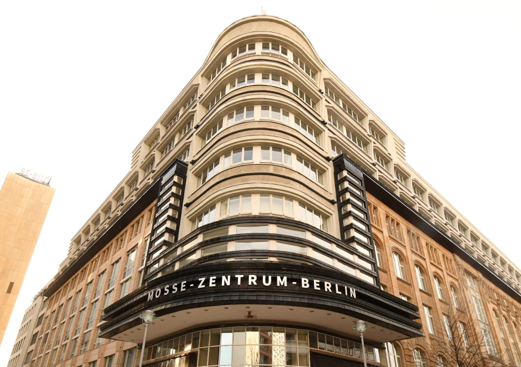 Schönes funktionalistisches Gebäude mit geschwungener Eckfassade, Aufschrift "Mossehaus"