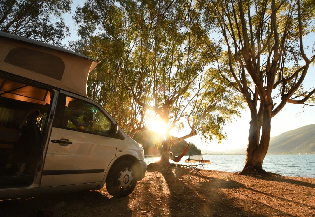Camper am Meer mit Hängematte