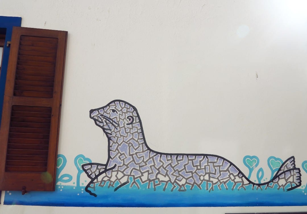 Seehund auf Hauswand gemalt