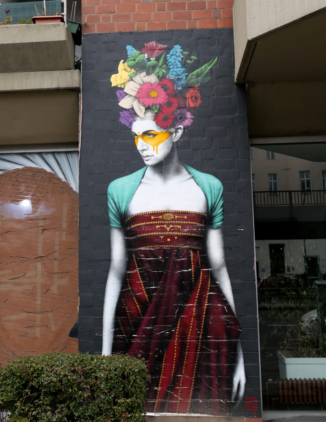 Mural Frau mit Maske und Blumenperücke
