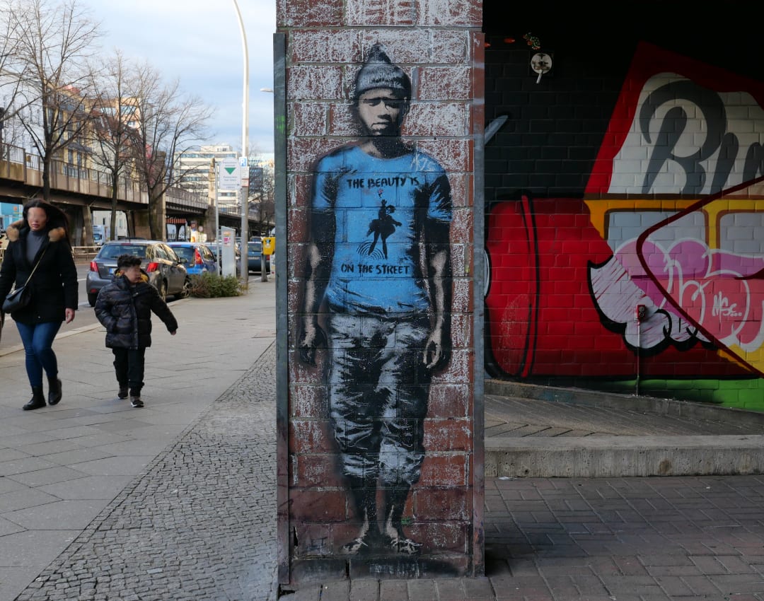 Street Art The Beauty is on the Street Mann mit blauem Shirt