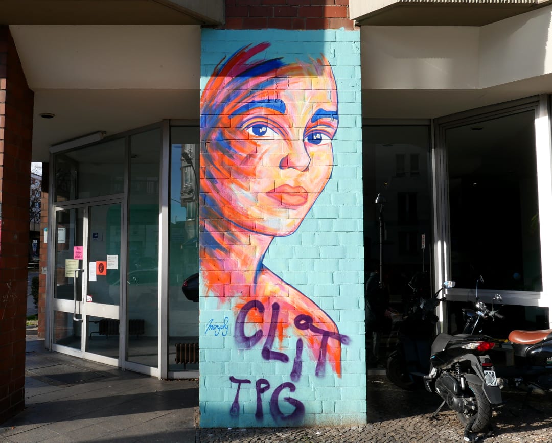 Streetart Frauengesicht mit vollen Lippe n