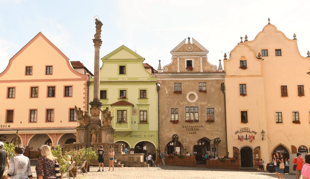 Historischer Marktplatz mit Pestsäule