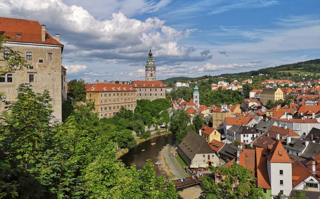 Schloss über einer schönen Stadt an einem Fluss