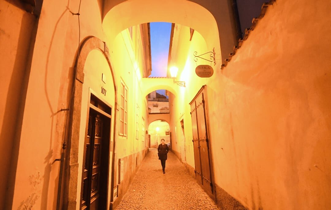 Malerische Altstadtgasse im Abendlicht