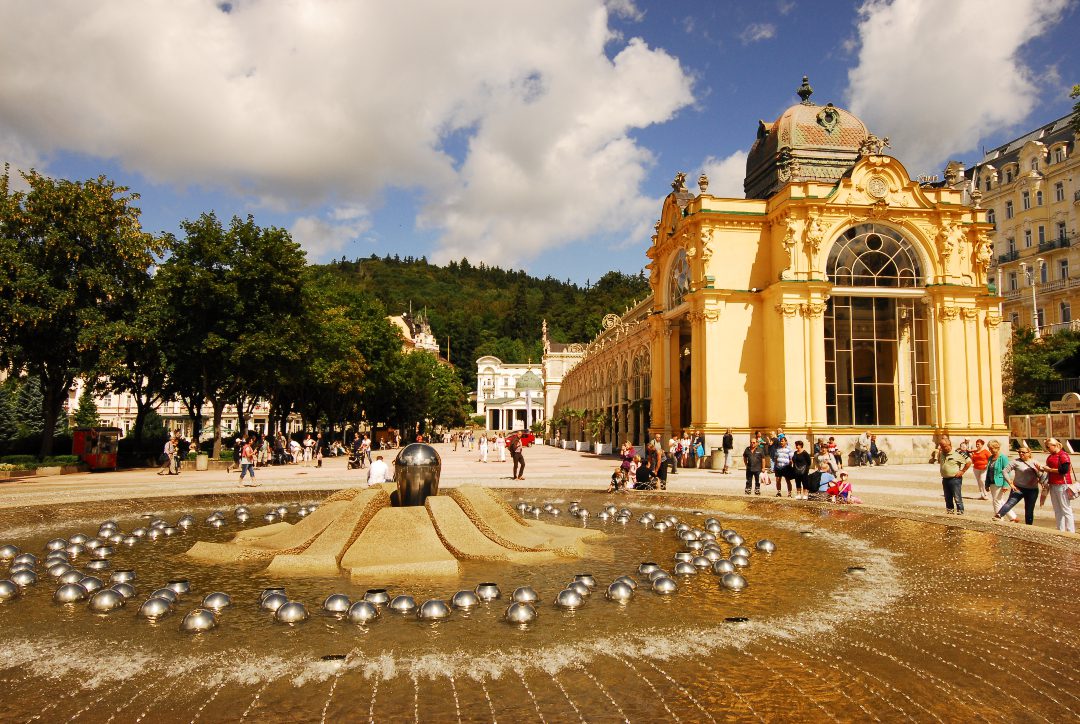 Springbrunnen und Kolonnade