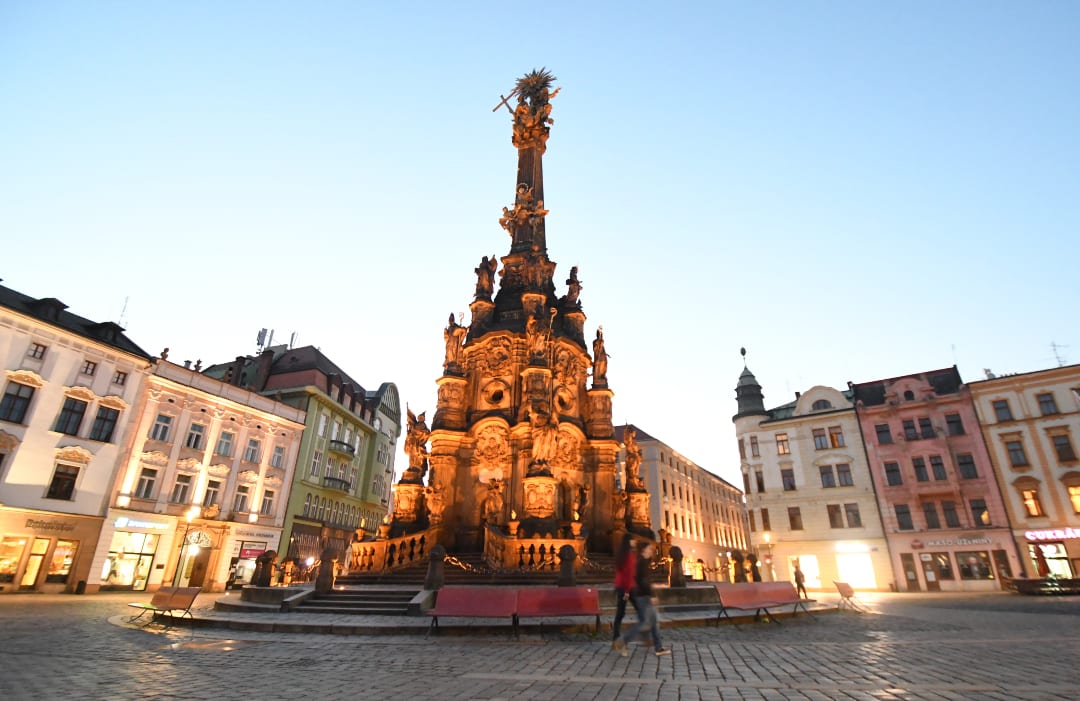 Riesige Pestsäule auf einem Marktplatz