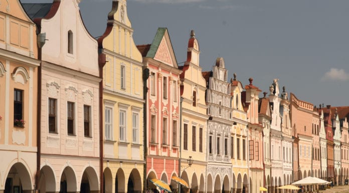 Von Č wie Český Krumlov bis Z wie Zelená Hora: UNESCO-Welterbestätten in Tschechien Pastellfarbene Renaissancehäuser in einer Reihe