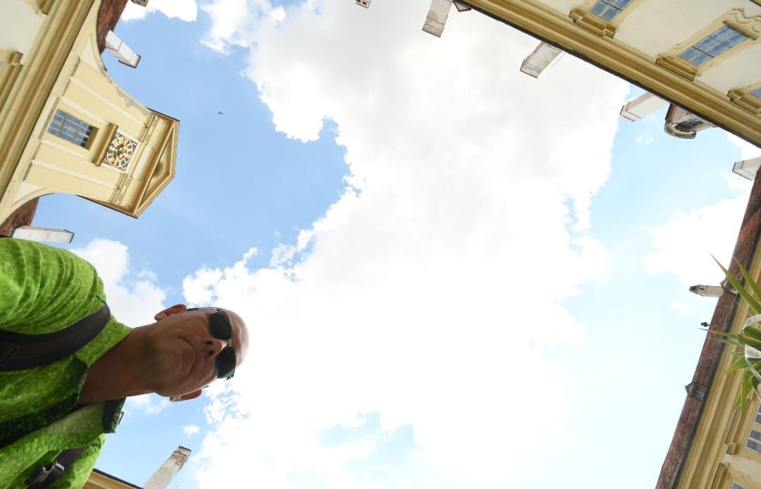 Mann macht Selfie in einem Schloss
