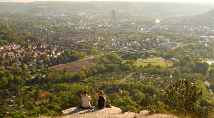 Optik, Studis, grüne Hügel: Zu Besuch in Jena Paar blickt auf ein Flusstal