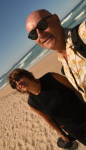 Paar macht Selfie am Strand