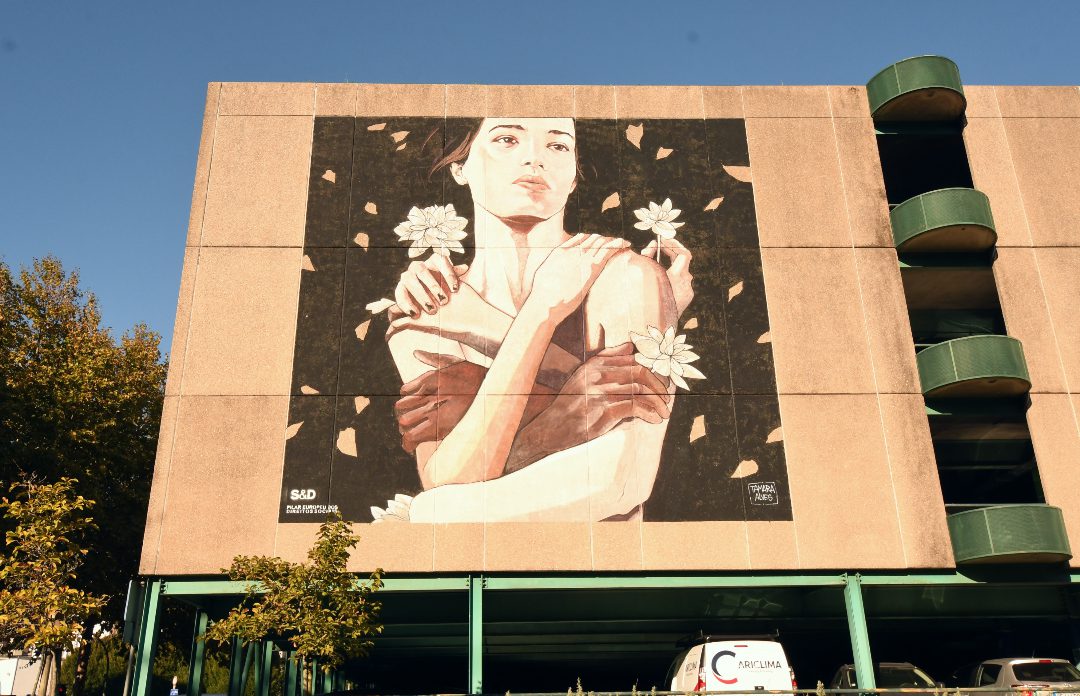 Mural mit umarmter Frau an einem Parkhaus