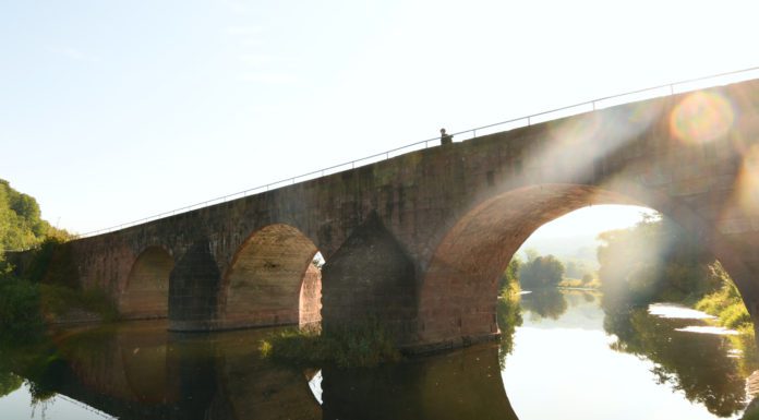 Fernwanderweg Grünes Band: Auf dem ehemaligen Todesstreifen durch die Rhön Steinbrücke über einen Fluss