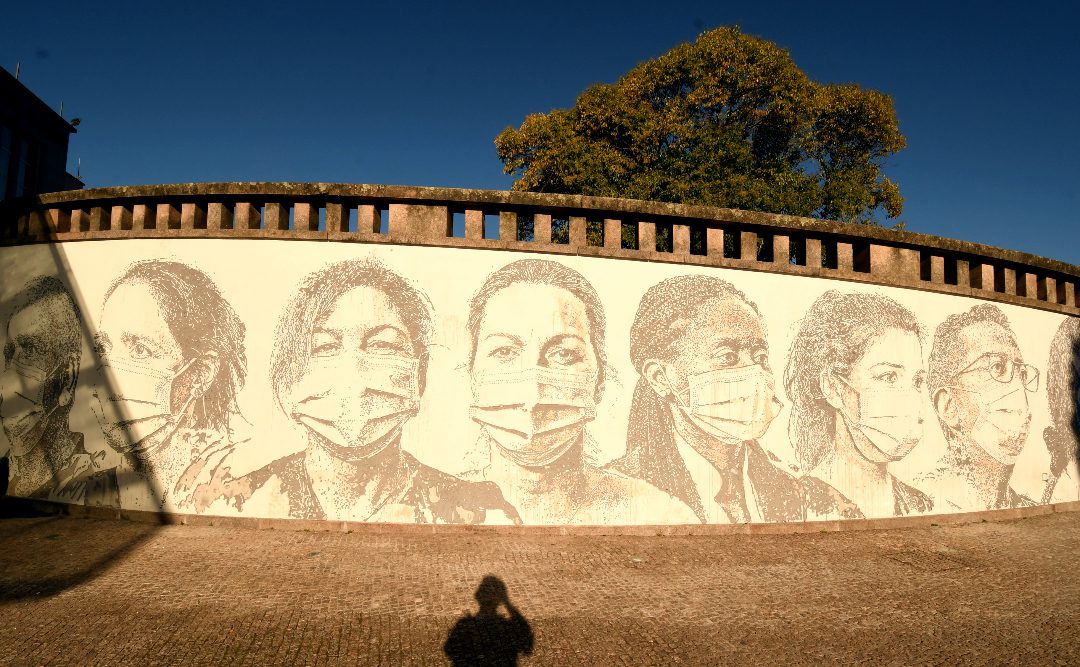 Frau fotografiert Streetart Menschen mit Masken