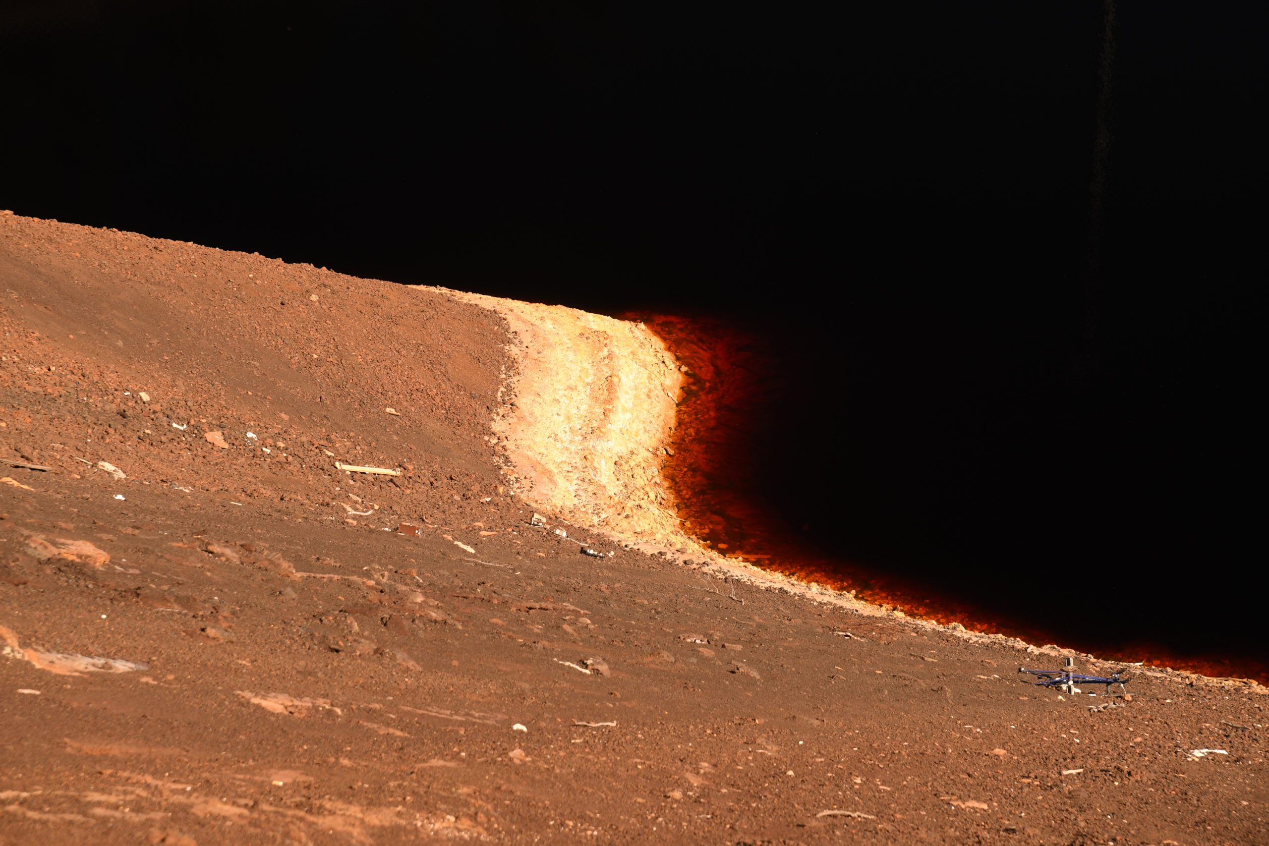 orange-schwarzes Wasser