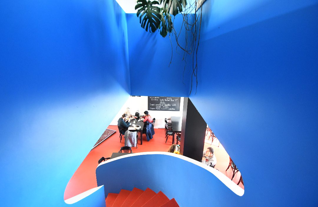 Blaues Café mit roten Wänden