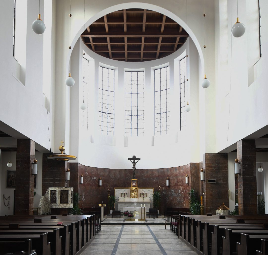 Inneres einer modernen Kirche mit Kassettendecke
