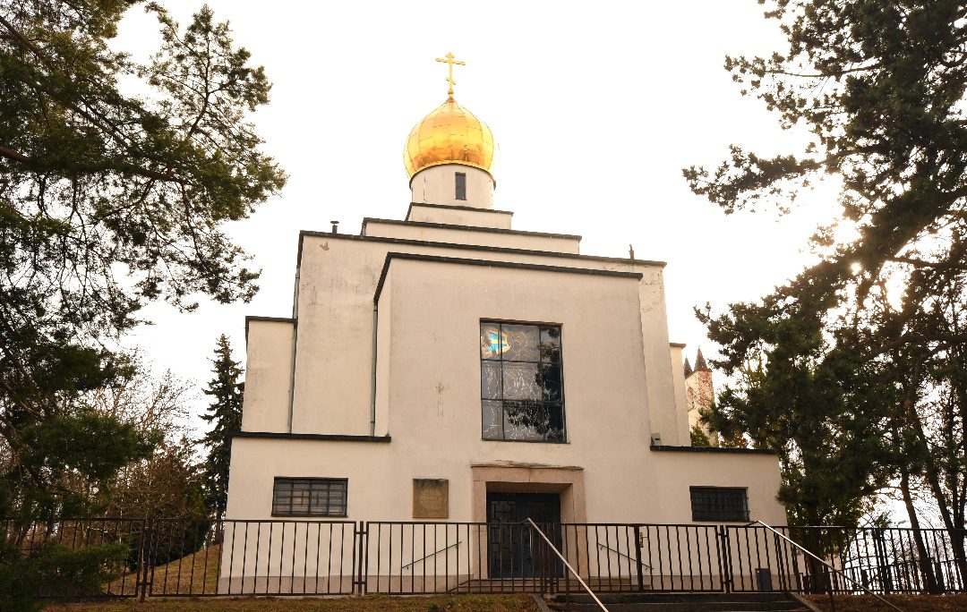 Funktionalistische Kirche mit goldener Kuppel