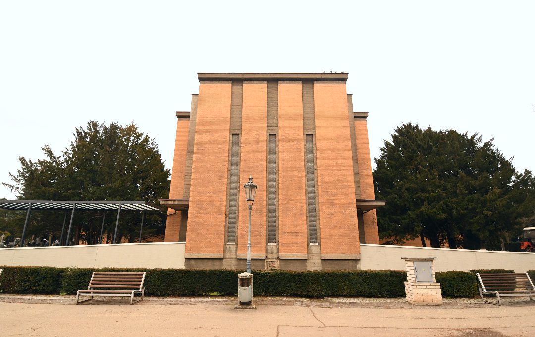 Backsteingebäude auf einem Friedhof